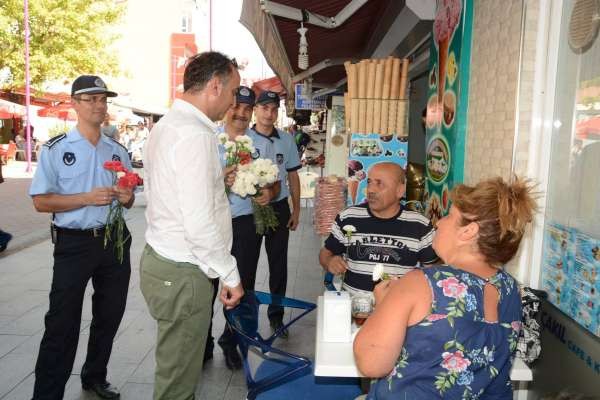 Ataşehir Belediye Zabıtasından  Karanfilli Kutlama