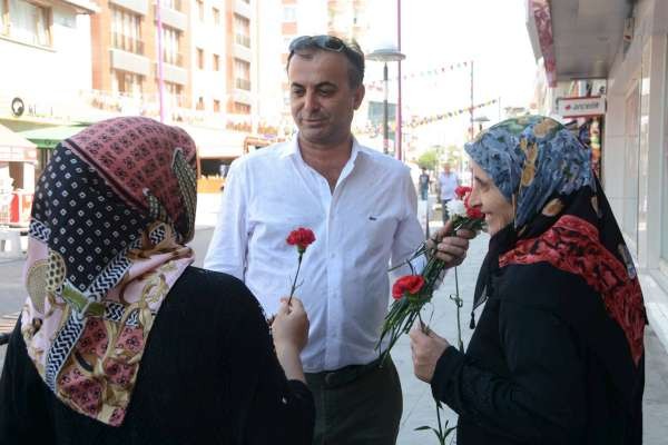 Ataşehir Belediye Zabıtasından  Karanfilli Kutlama