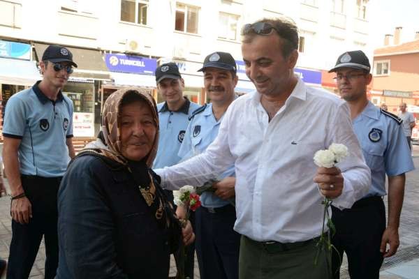 Ataşehir Belediye Zabıtasından  Karanfilli Kutlama