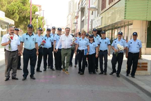 Ataşehir Belediye Zabıtasından  Karanfilli Kutlama