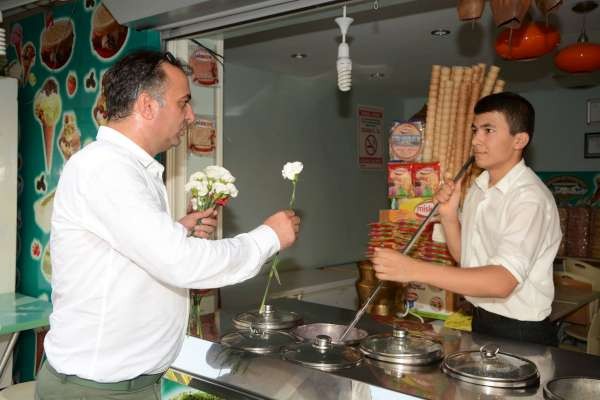 Ataşehir Belediye Zabıtasından  Karanfilli Kutlama