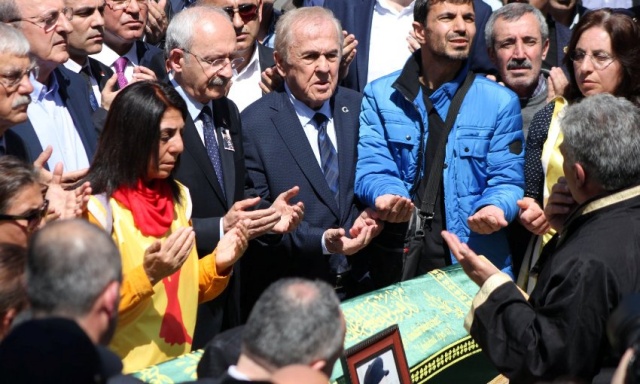 Kılıçdaroğlu amcasının cenaze törenine katıldı