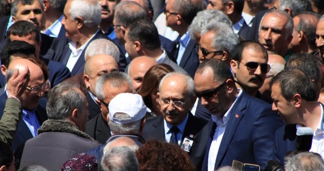 Kılıçdaroğlu amcasının cenaze törenine katıldı