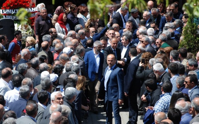 Kılıçdaroğlu amcasının cenaze törenine katıldı