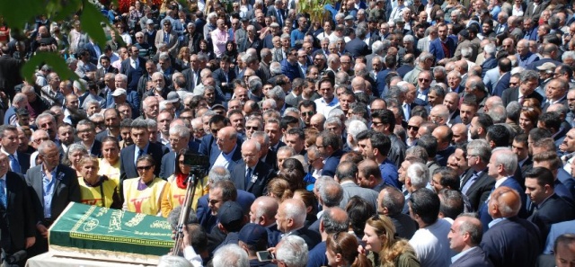 Kılıçdaroğlu amcasının cenaze törenine katıldı