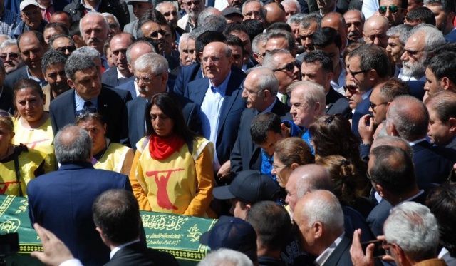 Kılıçdaroğlu amcasının cenaze törenine katıldı