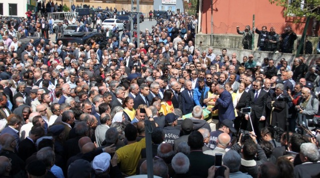 Kılıçdaroğlu amcasının cenaze törenine katıldı