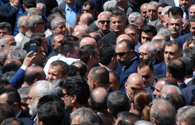 Kılıçdaroğlu amcasının cenaze törenine katıldı