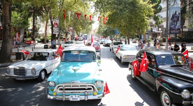 KADIKÖY’DE ZAFER BAYRAMI COŞKUSU: KLASİK OTOMOBİLLERLE ZAFER TURU ATTILAR