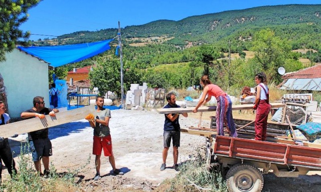 “Köyünü Yaşat” çağrısı öğrencileri bir araya getirdi
Mimar Sinan Güzel Sanatlar Üniversitesi ve Gölpazarı Belediyesi ortaklığında düzenlenen Köyünü Yaşat Projesi Yaz Atölyeleri bu yıl da mimarlık ve tasarım alanlarından öğrenci ve akademisyenlere ev sahipliği yapıyor. Türkiye'de ağaç panel sektörünün en güçlü oyuncusu Kastamonu Entegre desteğiyle gerçekleşen proje kapsamında yaz atölyelerine katılan öğrenciler, Gölpazarı’nda mekânların yenilenmesi ve köyde kırsal alanların yeniden değerlendirilmesi konularında çalışıyorlar.