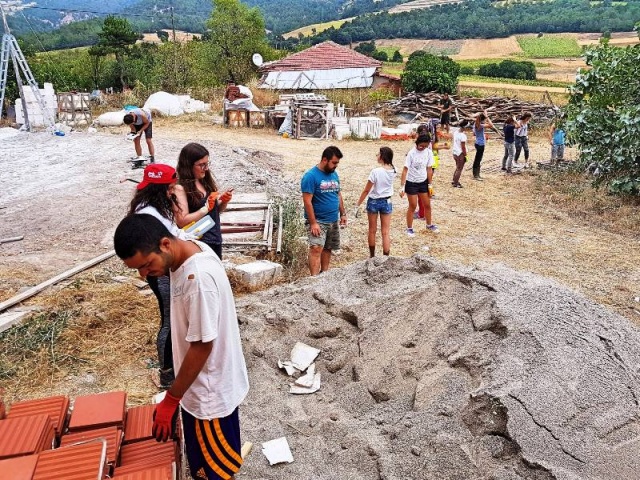 “Köyünü Yaşat” çağrısı öğrencileri bir araya getirdi
Mimar Sinan Güzel Sanatlar Üniversitesi ve Gölpazarı Belediyesi ortaklığında düzenlenen Köyünü Yaşat Projesi Yaz Atölyeleri bu yıl da mimarlık ve tasarım alanlarından öğrenci ve akademisyenlere ev sahipliği yapıyor. Türkiye'de ağaç panel sektörünün en güçlü oyuncusu Kastamonu Entegre desteğiyle gerçekleşen proje kapsamında yaz atölyelerine katılan öğrenciler, Gölpazarı’nda mekânların yenilenmesi ve köyde kırsal alanların yeniden değerlendirilmesi konularında çalışıyorlar.