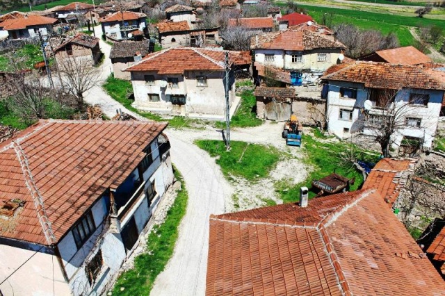 “Köyünü Yaşat” çağrısı öğrencileri bir araya getirdi
Mimar Sinan Güzel Sanatlar Üniversitesi ve Gölpazarı Belediyesi ortaklığında düzenlenen Köyünü Yaşat Projesi Yaz Atölyeleri bu yıl da mimarlık ve tasarım alanlarından öğrenci ve akademisyenlere ev sahipliği yapıyor. Türkiye'de ağaç panel sektörünün en güçlü oyuncusu Kastamonu Entegre desteğiyle gerçekleşen proje kapsamında yaz atölyelerine katılan öğrenciler, Gölpazarı’nda mekânların yenilenmesi ve köyde kırsal alanların yeniden değerlendirilmesi konularında çalışıyorlar.