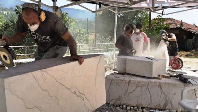 “Köyünü Yaşat” çağrısı öğrencileri bir araya getirdi
Mimar Sinan Güzel Sanatlar Üniversitesi ve Gölpazarı Belediyesi ortaklığında düzenlenen Köyünü Yaşat Projesi Yaz Atölyeleri bu yıl da mimarlık ve tasarım alanlarından öğrenci ve akademisyenlere ev sahipliği yapıyor. Türkiye'de ağaç panel sektörünün en güçlü oyuncusu Kastamonu Entegre desteğiyle gerçekleşen proje kapsamında yaz atölyelerine katılan öğrenciler, Gölpazarı’nda mekânların yenilenmesi ve köyde kırsal alanların yeniden değerlendirilmesi konularında çalışıyorlar.