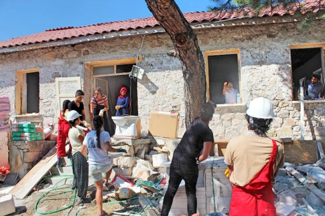 “Köyünü Yaşat” çağrısı öğrencileri bir araya getirdi
Mimar Sinan Güzel Sanatlar Üniversitesi ve Gölpazarı Belediyesi ortaklığında düzenlenen Köyünü Yaşat Projesi Yaz Atölyeleri bu yıl da mimarlık ve tasarım alanlarından öğrenci ve akademisyenlere ev sahipliği yapıyor. Türkiye'de ağaç panel sektörünün en güçlü oyuncusu Kastamonu Entegre desteğiyle gerçekleşen proje kapsamında yaz atölyelerine katılan öğrenciler, Gölpazarı’nda mekânların yenilenmesi ve köyde kırsal alanların yeniden değerlendirilmesi konularında çalışıyorlar.