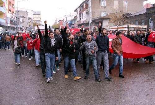 TÜRKİYE ŞEHİTLERİNE AĞLIYOR