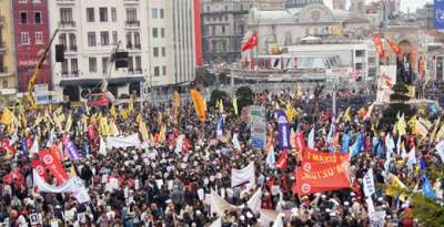 1 Mayıs İşçi Bayramı, Taksim'de toplanan on binlerce işçi tarafından coşkuyla kutlandı. 