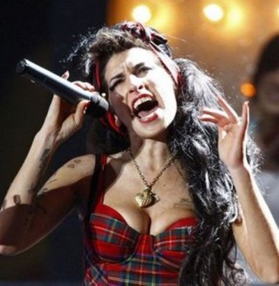 Ünlü İngiliz şarkıcı Amy Winehouse evinde ölü bulundu