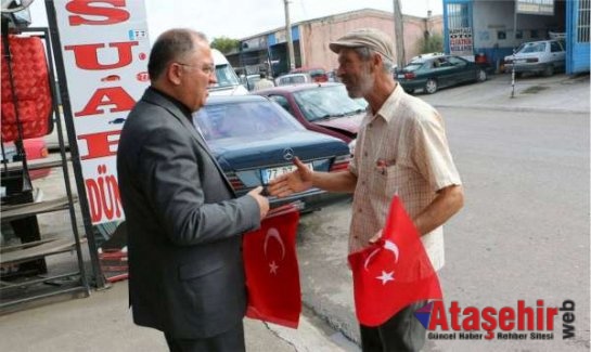 Yalova Belediye Başkanı Vefa Salman, Türk Bayrağı dağıttı