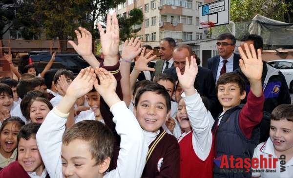 KADIKÖY'DE ÇOCUKLAR ÖĞRETMENİ TARİF ETTİ