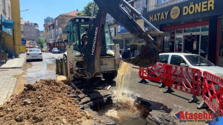 Ataşehir'de Su Borusu patladı caddeyi su bastı