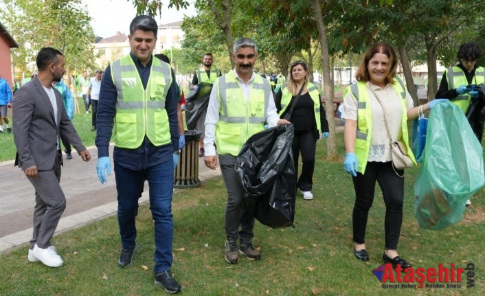 BAŞKAN ADIGÜZEL VE ÇEVRESEVERLER PARKTA BULUŞUP ÇÖPLERİ TOPLADI