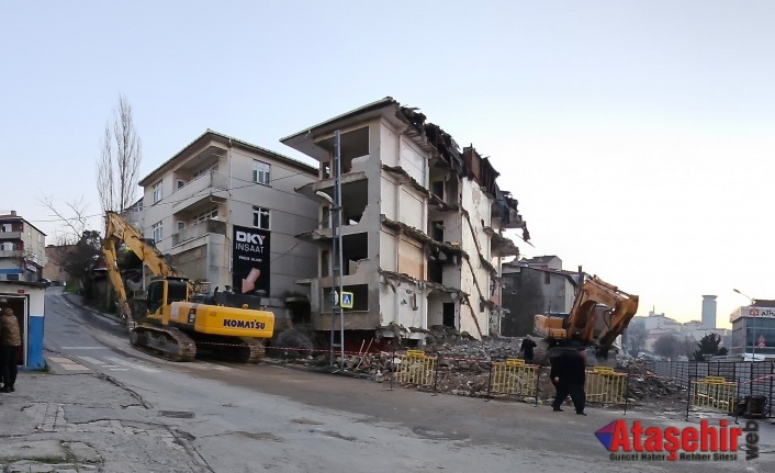 Kentsel dönüşüm bekleyen binalar kendiliğinden çöküyor!