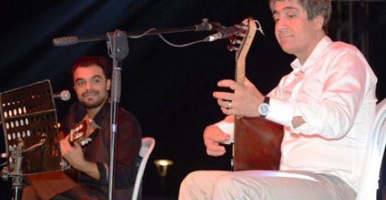 Bağlama ve gitar aynı sahnede buluşuyor