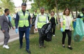 BAŞKAN ADIGÜZEL VE ÇEVRESEVERLER PARKTA BULUŞUP ÇÖPLERİ TOPLADI