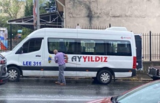 Ataşehir’de yağan yağmurda aracını yıkadı