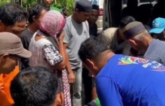 Endonezya'da 5 metrelik piton bir kadını yuttu.
